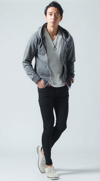 メンズにおすすめのスーパーストレッチ黒パンツとフーディのアクティブコーデ