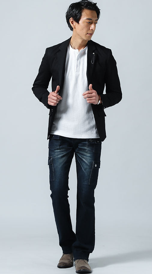 黒テーラードジャケット　白Tシャツ　インディゴデニムパンツ　ベージュブーツ