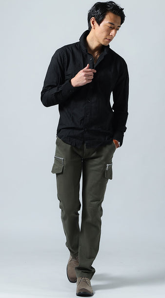 黒シャツ×カーキズボンのおしゃれなコーデ
