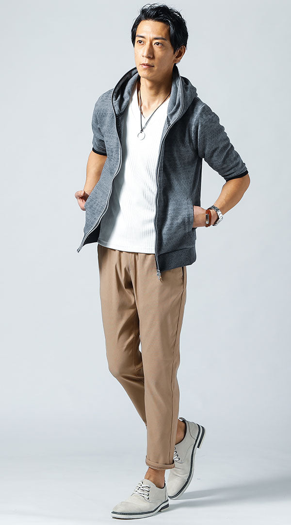 40代メンズにおすすめのベージュテーパードチノパンとグレーパーカーを合わせた夏服コーデ