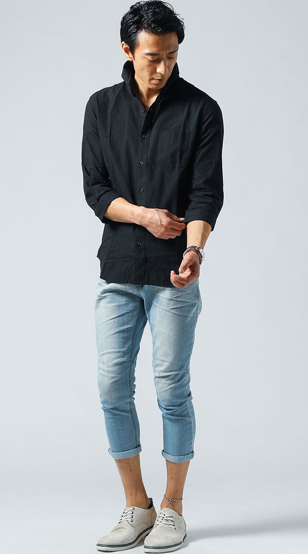 黒シャツとタック入り薄色デニムを合わせた脚太カバーの40代男性コーデ