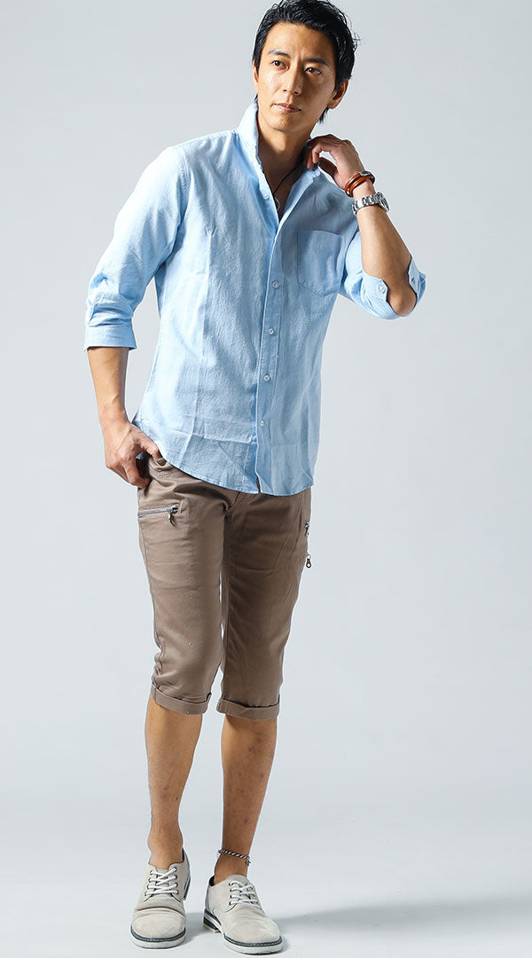 サックスブルーのシャツとブラウン系ハーフパンツの大人の夏カジュアルコーデ
