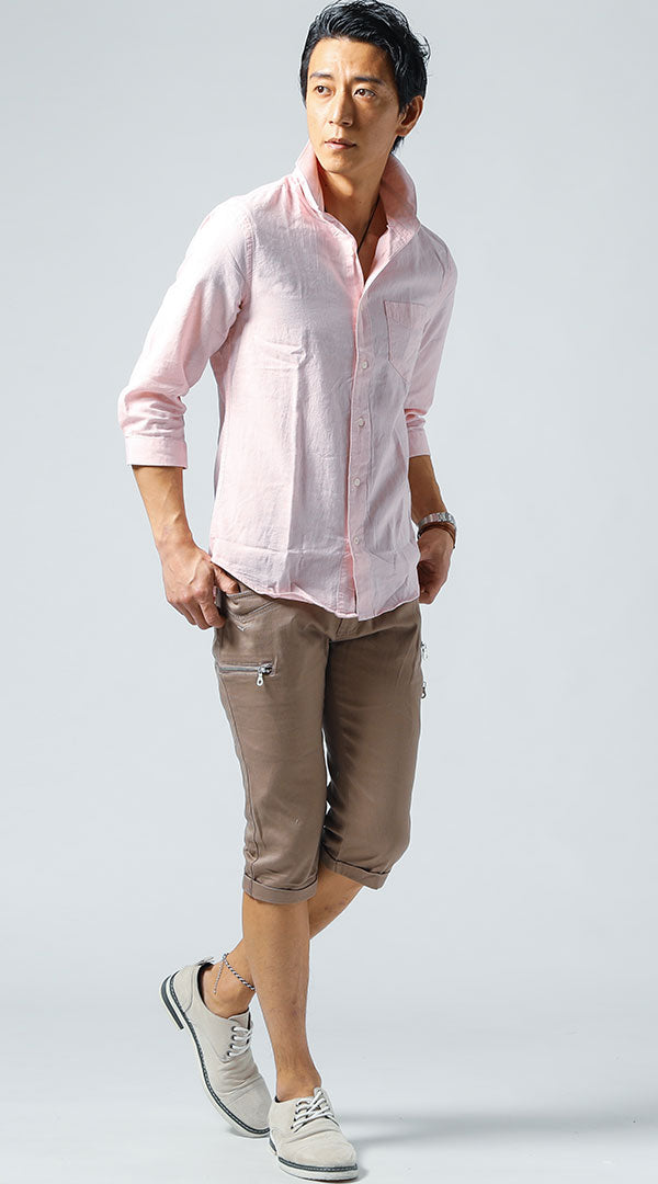 淡いピンクのリネンシャツとブラウンクロップドパンツで涼しげに装う50代男性の初夏コーデ