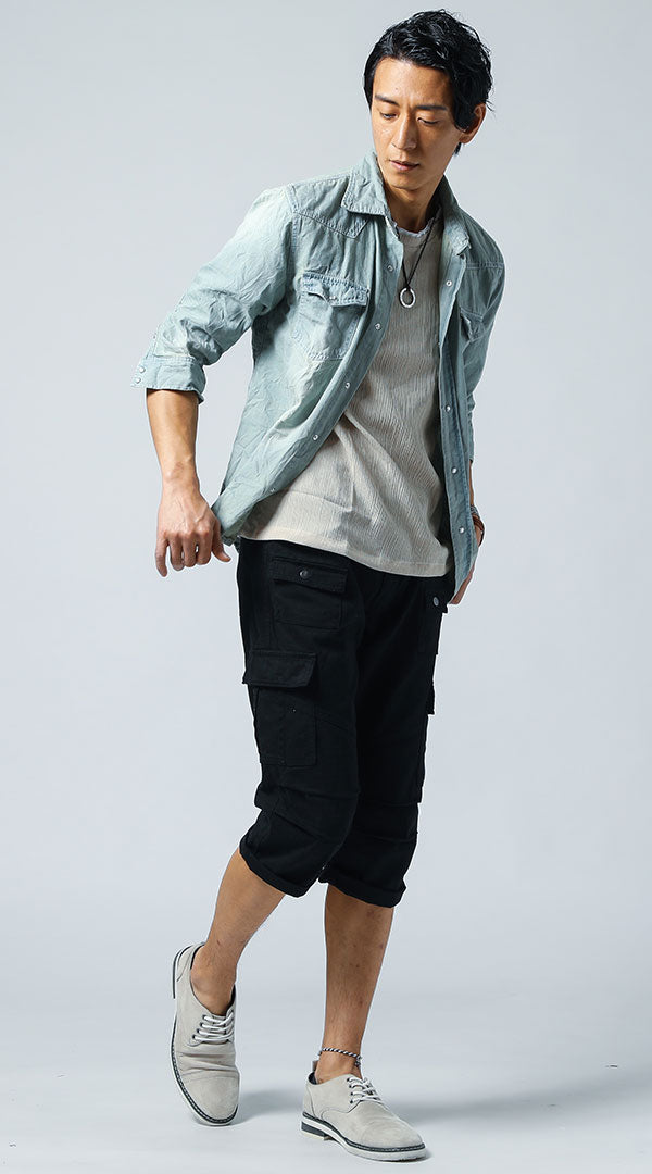 メンズにおすすめの黒クロップドカーゴパンツとデニムシャツを使った夏の爽やかコーデ例