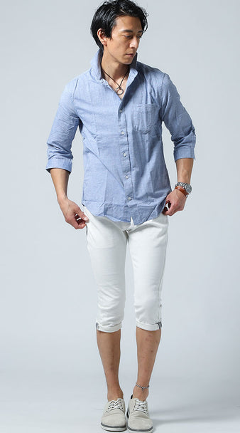 水色の服に合うズボンの色のおしゃれなコーデ