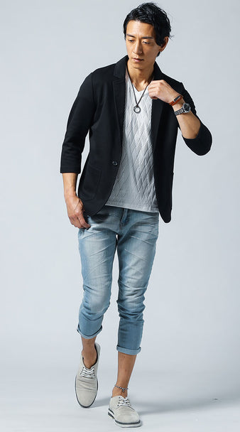 黒ジャケットと白膨れバイアス柄Tシャツを使った30代メンズコーデ
