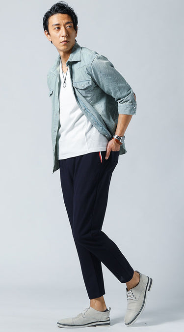 ネイビーパンツとデニムシャツのコーディネート画像