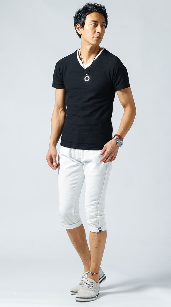 最低気温25度の真夏日に合う黒Tシャツと白クロップドパンツを使った爽やかなメンズコーデ