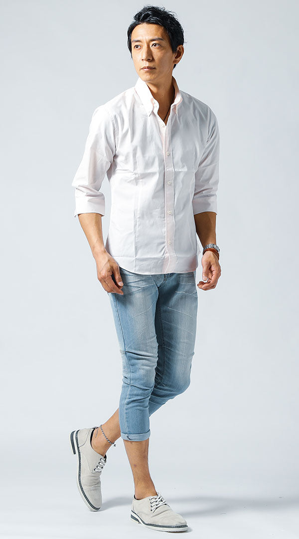 最低気温25度の暑い日に適した白の七分袖シャツとライトデニムクロップドパンツの清涼感あるメンズコーデ