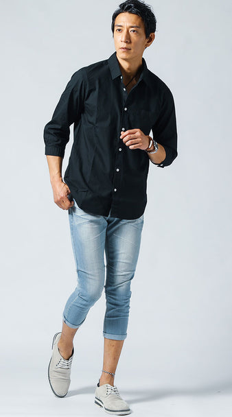 黒シャツ×ブルーデニムズボンのおしゃれなコーデ