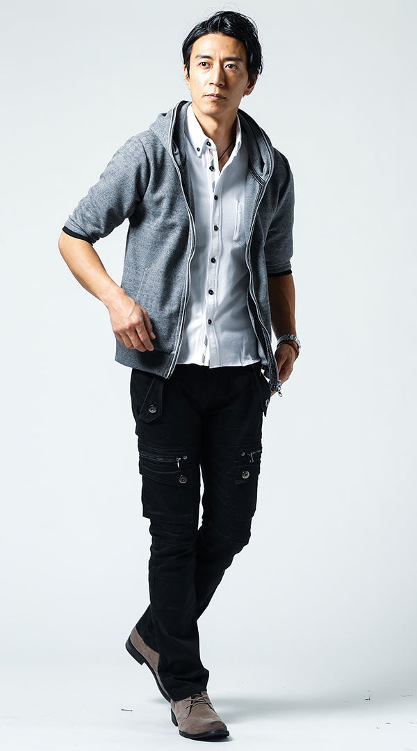 メンズにおすすめの黒カーゴパンツと白シャツとパーカーを使った日常向けカジュアルコーデ例