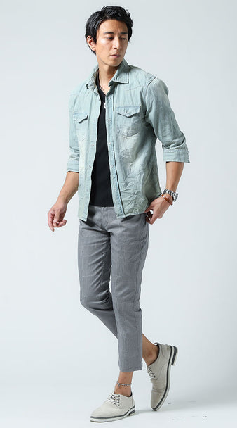 メンズにおすすめのデニムシャツを使ったきれいめコーデで黒インナーとグレンチェックパンツを合わせた家族との外出向けスタイル