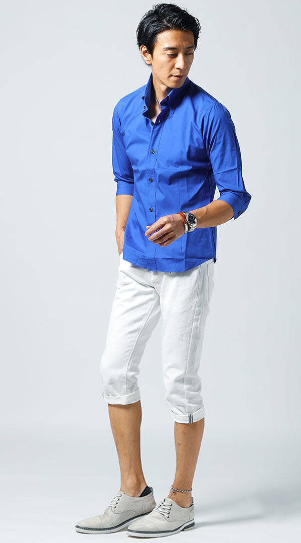 ロイヤルブルーのシャツと白クロップドパンツの夏向けスタイリング