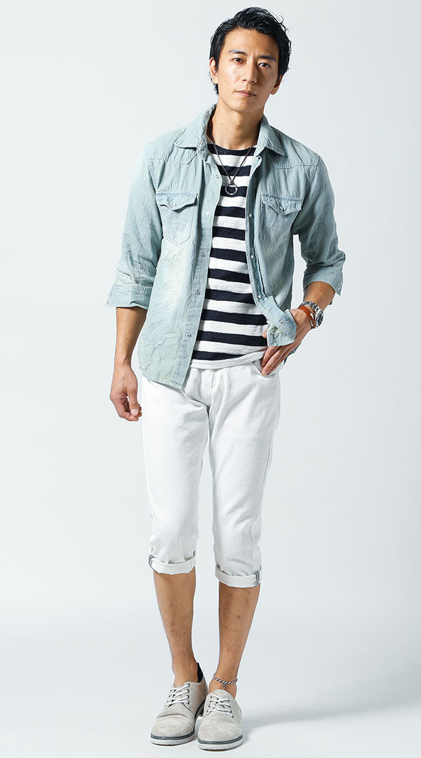 黒白ボーダーTシャツと白パンツにデニムシャツを合わせた爽やかな夏コーデ