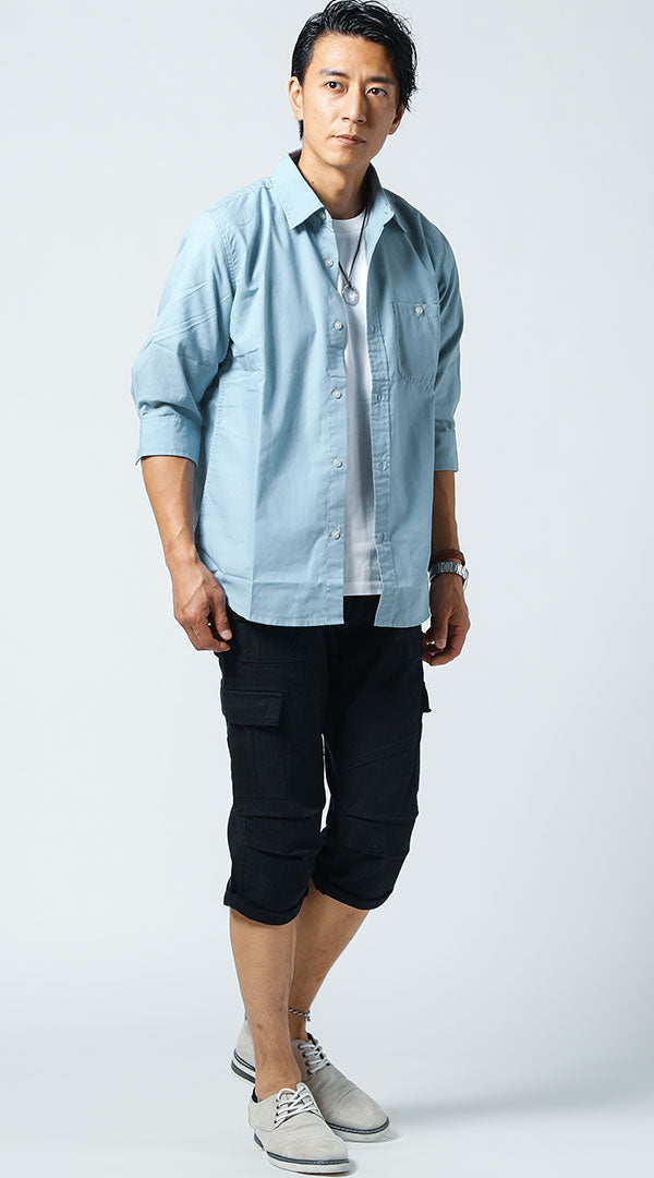 サックスブルーシャツと黒カーゴパンツを合わせた大人の引き締めカジュアルコーデ