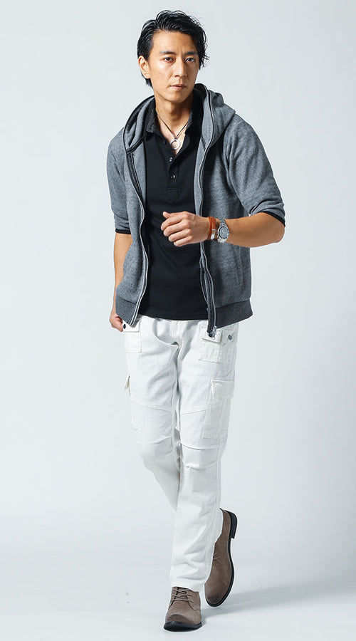 グレーパーカーと黒ポロシャツと白カーゴパンツを合わせた大人の清潔感カジュアルコーデ