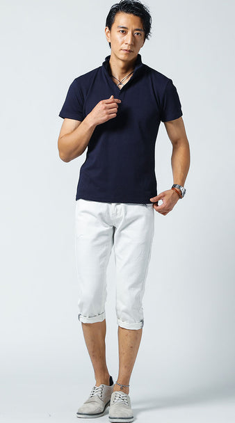 ネイビーポロシャツに白クロップドパンツを合わせた爽やか夏コーデ