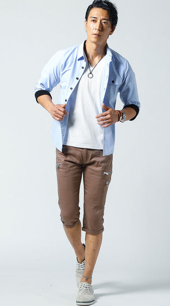 水色の服に合うズボンの色のおしゃれなコーデ