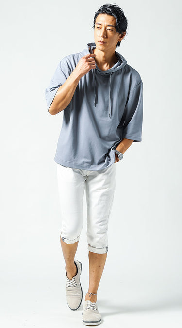 優しげな雰囲気のあるグレー夏パーカーの夏コーデ