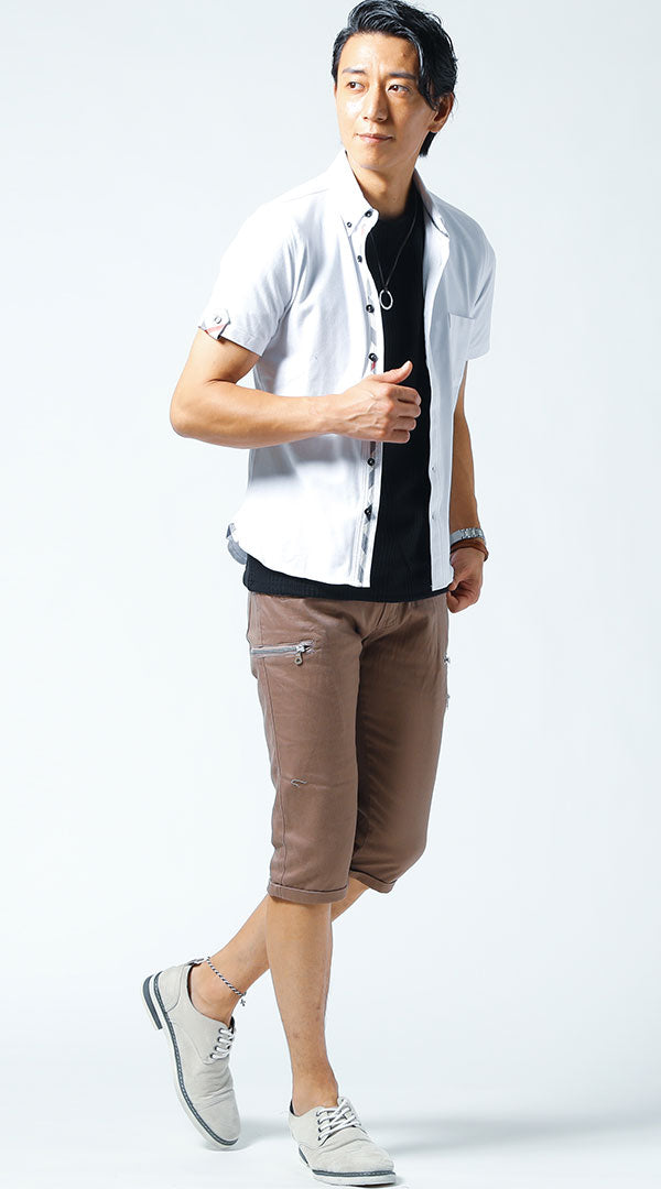 白ボタンダウンシャツ　黒クルーネックＴシャツ　ベージュクロップドパンツ　snp_jt0135