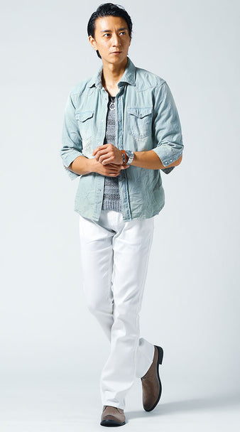 メンズにおすすめの白ブーツカットパンツとデニムシャツのグラデーションコーデ