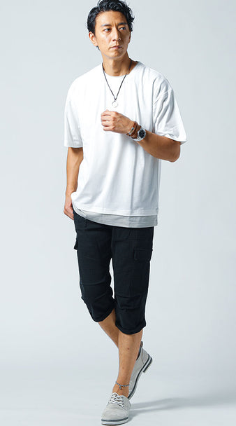 白のフェイクレイヤードTシャツに黒のクロップドカーゴパンツを合わせた夏の白Tシャツコーデ