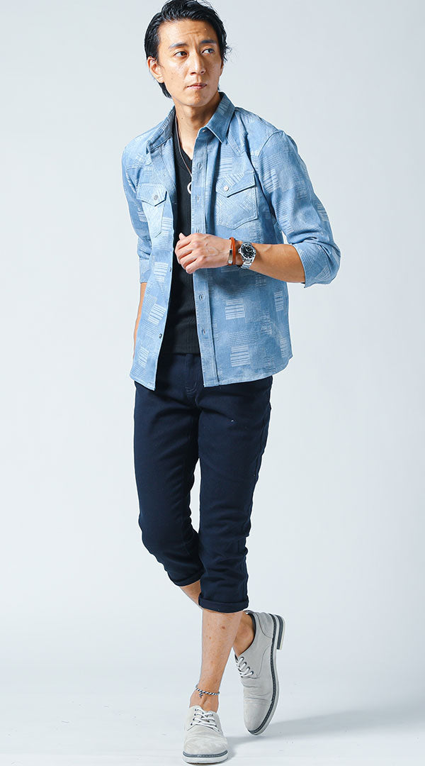 黒インナーとネイビーデニムシャツにネイビーのクロップドパンツを合わせた夏コーデ