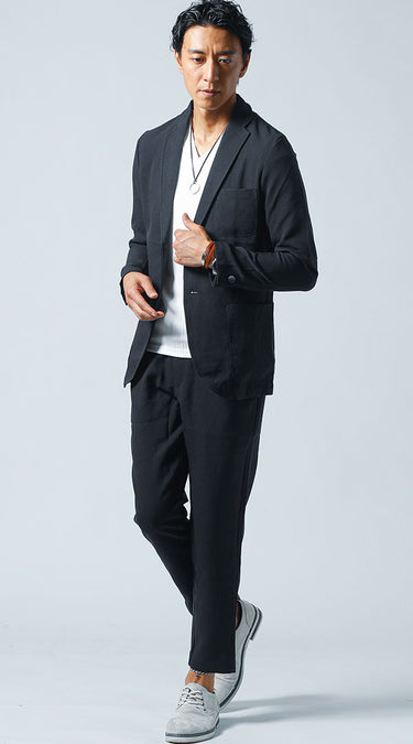 大人の男性のセットアップ×スニーカーコーデ