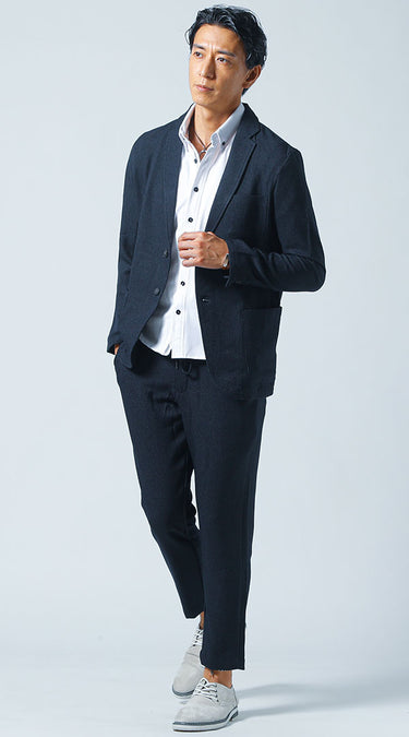 大人の男性のセットアップ×スニーカーコーデ