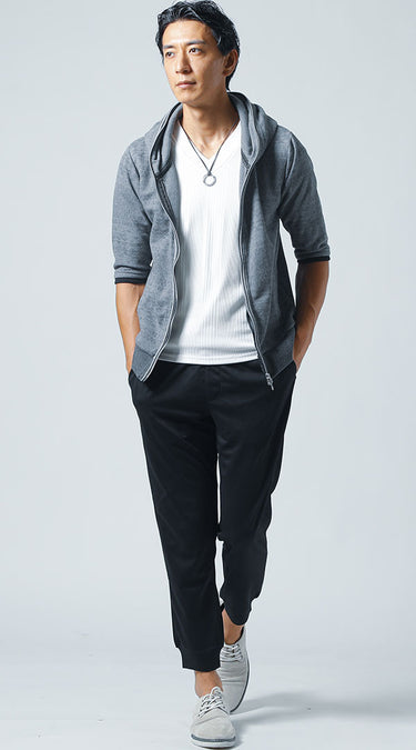 スニーカーとジョガーパンツを合わせたメンズコーディネート