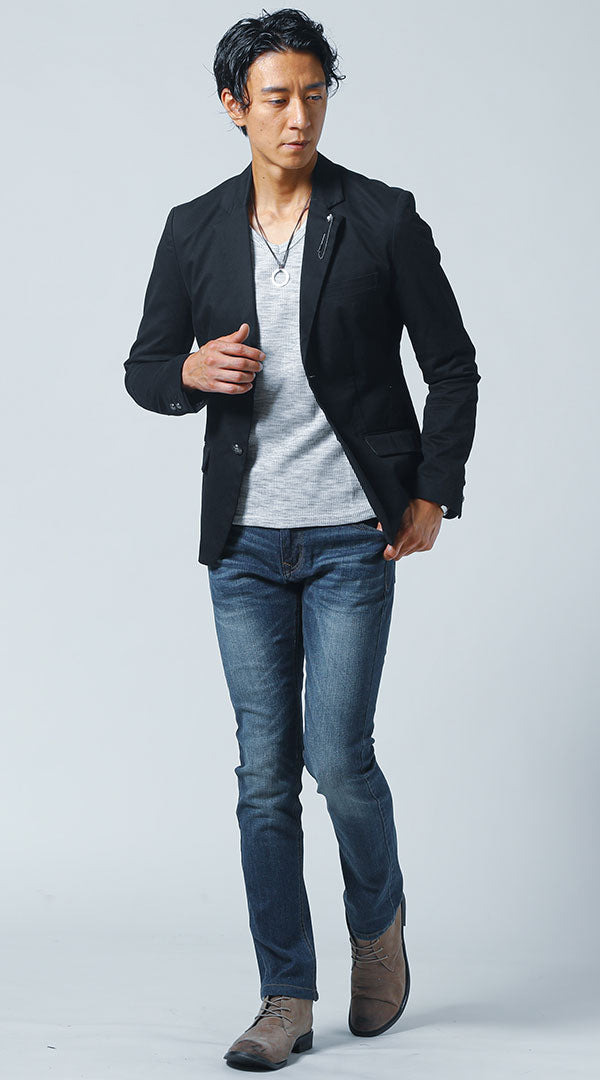 黒テーラードジャケット　グレーⅤネックＴシャツ　ネイビーデニムパンツ　ベージュブーツ　メンズ コーデ 40代 50代 男性 人気 秋 春 に合う おすすめ 着こなし おしゃれ かっこいい
