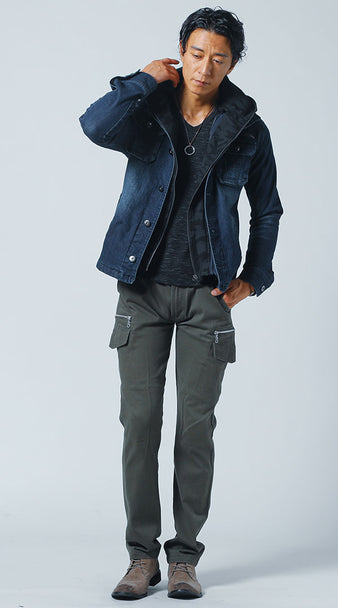 メンズの黒インナーとカーキパンツでジージャンを引き締めた秋の着こなし