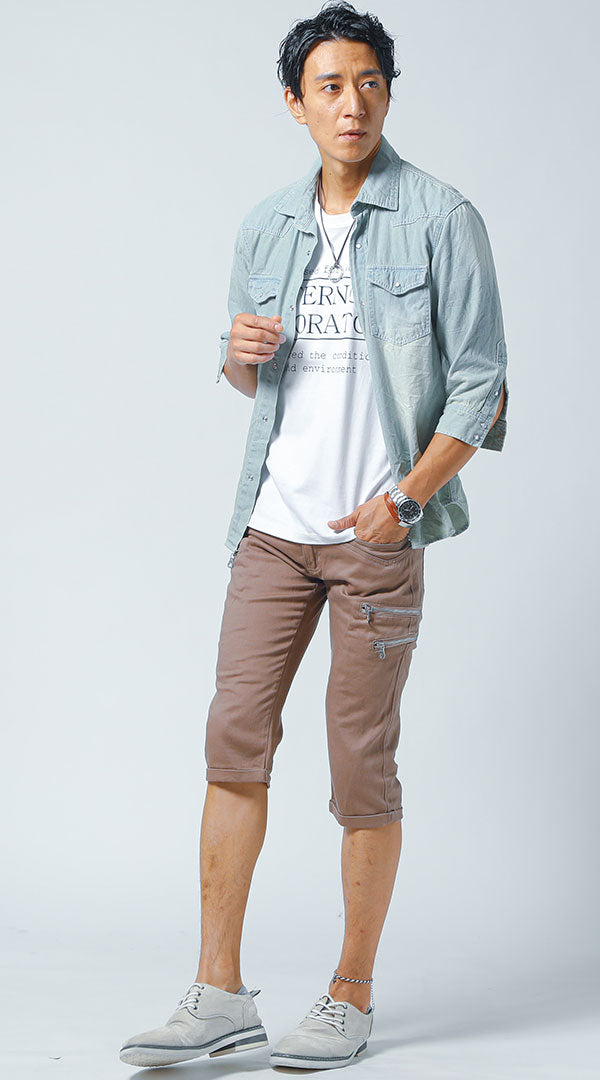 プリント白Tと薄色デニムシャツを重ねた夏のメンズコーデ