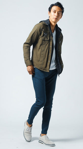 カーキジャケットとネイビーパンツを合わせた秋のメンズコーディネート例