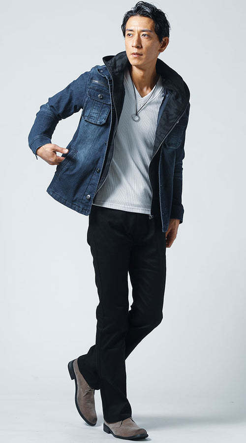 メンズにおすすめのデニムジャケットと黒のブーツカットパンツで作るシンプルで男らしいコーデ