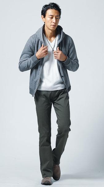 メンズにおすすめのスキニーブーツカットとパーカーを合わせたリラックスコーデ