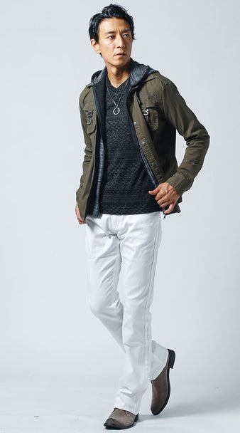 メンズの白ブーツカットパンツとカーキジャケットを使ったミリタリーコーデ