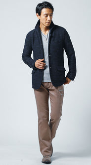 ネイビージャケット×白インナーコーディネート