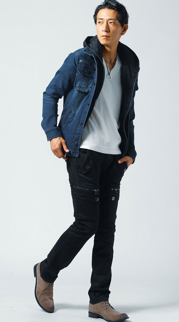 メンズにおすすめの黒カーゴパンツとデニムジャケットを合わせた40代向けのスマートコーデ例