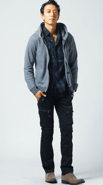 メンズにおすすめのグレーパーカーと黒ブーツカットパンツのカジュアルコーデ