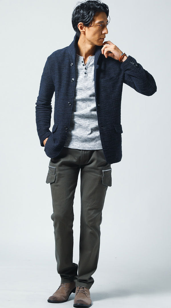 30代メンズにおすすめのネイビー立ち襟ジャケットとカーゴパンツを使った秋のホームパーティーコーデ