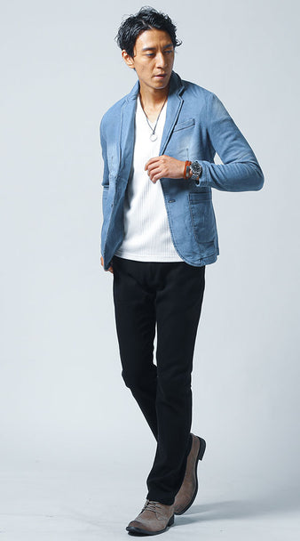 水色の服に合うズボンの色のおしゃれなコーデ