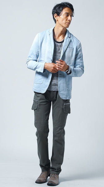 メンズの明るいジャケットとカーキパンツでバランスを取った秋コーデ