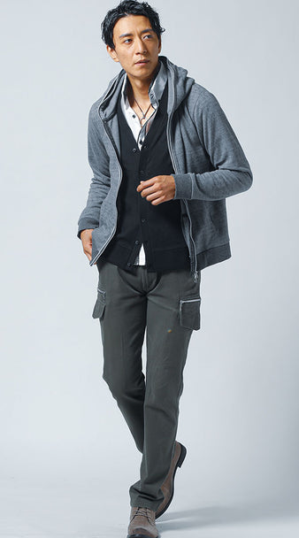 グレーパーカーとカーキカーゴパンツ、黒カーディガンの大人ミリタリーメンズコーディネート