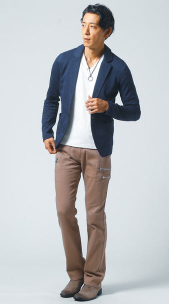 メンズにおすすめのネイビージャケットとカーゴパンツを組み合わせた秋の細見えコーデ