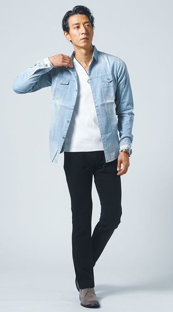 水色の服に合うズボンの色のおしゃれなコーデ