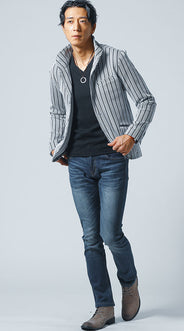 メンズの白アウターに合う色のインナーを使ったコーデ