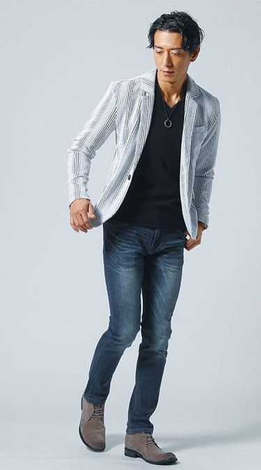 ジーンズとテーラードジャケットとTシャツのコーデ例