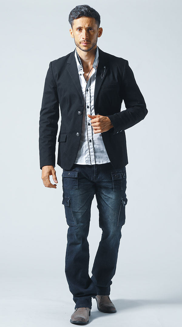 メンズにおすすめのデニムカーゴパンツと黒ジャケットを合わせたがっちり体型向け秋コーデ