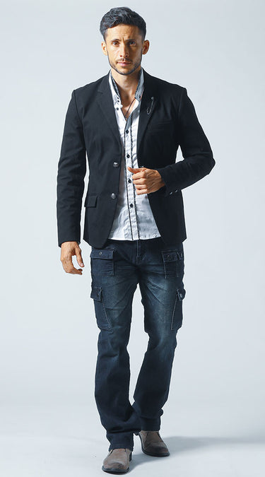 メンズにおすすめのカーゴパンツをはいたがっちり体型の男性